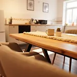 Zentrales Mit Fussbodenheizung Im Ruhigen Hinterhaus, Jura Kaffeevollautomat, Smart-tv, Privater Parkplatz, Wifi, Boxspringbetten