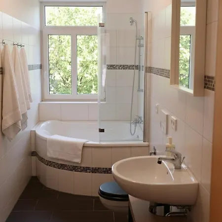 3-raum Mit Fußbodenheizung Im Ruhigen Hinterhaus Mit Parkplatz, Boxspringbetten, Küche, Balkon, Wlan * Chemnitz