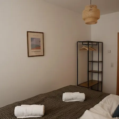 3-raum Mit Fußbodenheizung Im Ruhigen Hinterhaus Mit Parkplatz, Boxspringbetten, Küche, Balkon, Wlan *