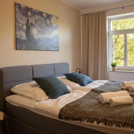 3-raum Mit Fußbodenheizung Im Ruhigen Hinterhaus Mit Parkplatz, Boxspringbetten, Küche, Balkon, Wlan