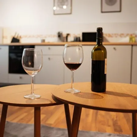 3-raum Mit Fußbodenheizung Im Ruhigen Hinterhaus Mit Parkplatz, Boxspringbetten, Küche, Balkon, Wlan