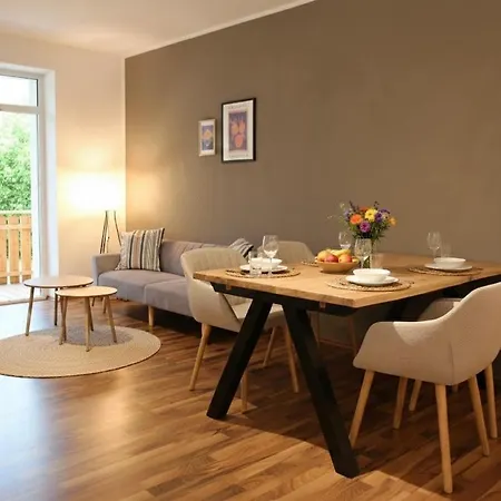 3-raum Mit Fußbodenheizung Im Ruhigen Hinterhaus Mit Parkplatz, Boxspringbetten, Küche, Balkon, Wlan Chemnitz