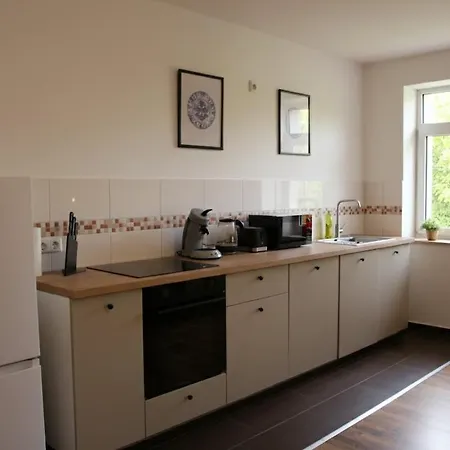 3-raum Mit Fußbodenheizung Im Ruhigen Hinterhaus Mit Parkplatz, Boxspringbetten, Küche, Balkon, Wlan Apartment *