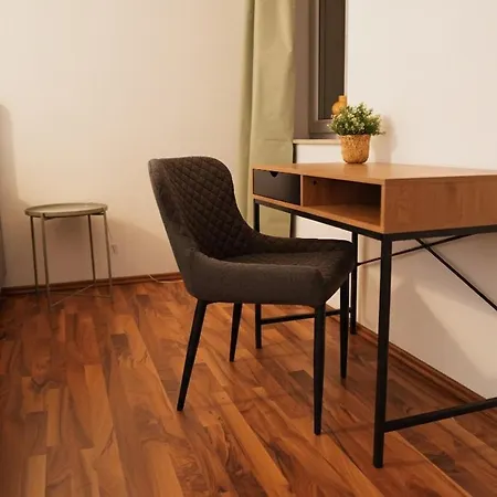 3-raum Mit Fußbodenheizung Im Ruhigen Hinterhaus Mit Parkplatz, Boxspringbetten, Küche, Balkon, Wlan Apartment Chemnitz