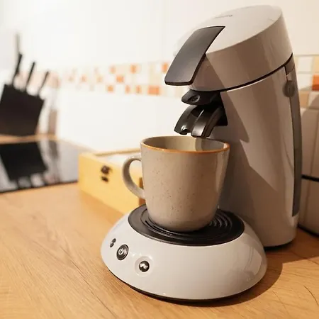 3-raum Mit Fußbodenheizung Im Ruhigen Hinterhaus Mit Parkplatz, Boxspringbetten, Küche, Balkon, Wlan