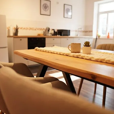 3-raum Mit Fußbodenheizung Im Ruhigen Hinterhaus Mit Parkplatz, Boxspringbetten, Küche, Balkon, Wlan