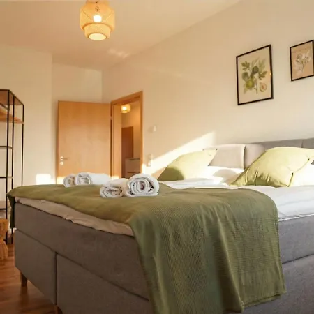 Apartment 3-raum Mit Fußbodenheizung Im Ruhigen Hinterhaus Mit Parkplatz, Boxspringbetten, Küche, Balkon, Wlan *