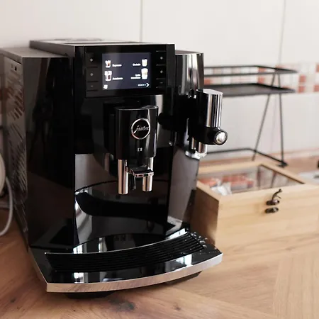 3-raum Mit Fußbodenheizung Im Ruhigen Hinterhaus Mit Parkplatz, Boxspringbetten, Küche, Balkon, Wlan Chemnitz