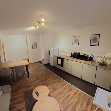 3-raum Mit Fußbodenheizung Im Ruhigen Hinterhaus Mit Parkplatz, Boxspringbetten, Küche, Balkon, Wlan Apartment *