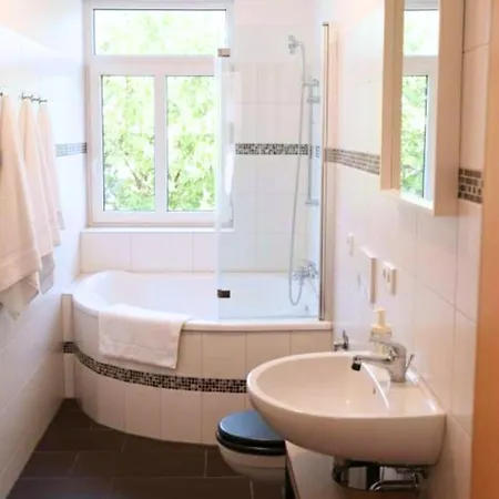 3-raum Mit Fußbodenheizung Im Ruhigen Hinterhaus Mit Parkplatz, Boxspringbetten, Küche, Balkon, Wlan Apartment Chemnitz