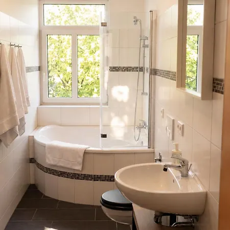 Apartament Zentrales Mit Fussbodenheizung Im Ruhigen Hinterhaus, Jura Kaffeevollautomat, Smart-tv, Privater Parkplatz, Wifi, Boxspringbetten *