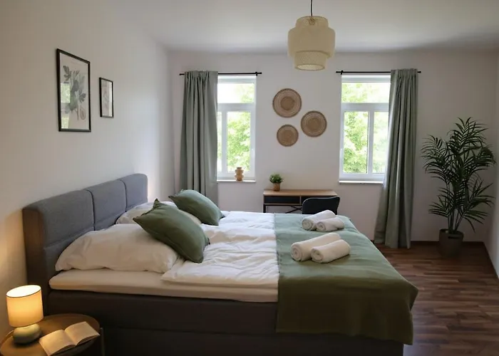 3-raum Mit Fußbodenheizung Im Ruhigen Hinterhaus Mit Parkplatz, Boxspringbetten, Küche, Balkon, Wlan Apartment *