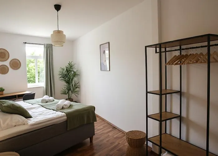 Apartment 3-raum Mit Fußbodenheizung Im Ruhigen Hinterhaus Mit Parkplatz, Boxspringbetten, Küche, Balkon, Wlan