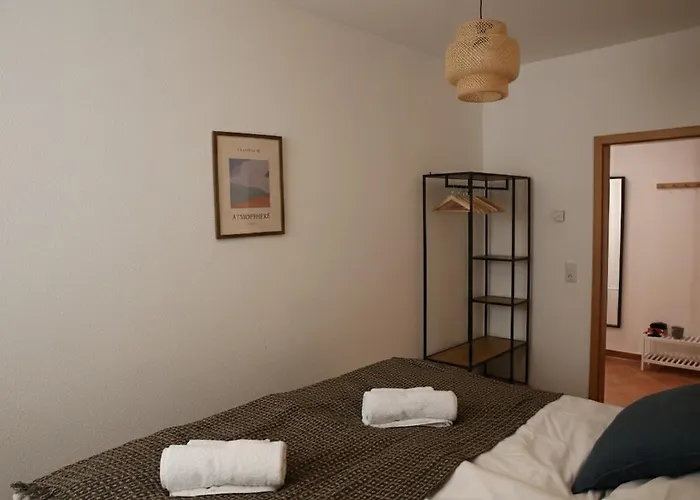 3-raum Mit Fußbodenheizung Im Ruhigen Hinterhaus Mit Parkplatz, Boxspringbetten, Küche, Balkon, Wlan *