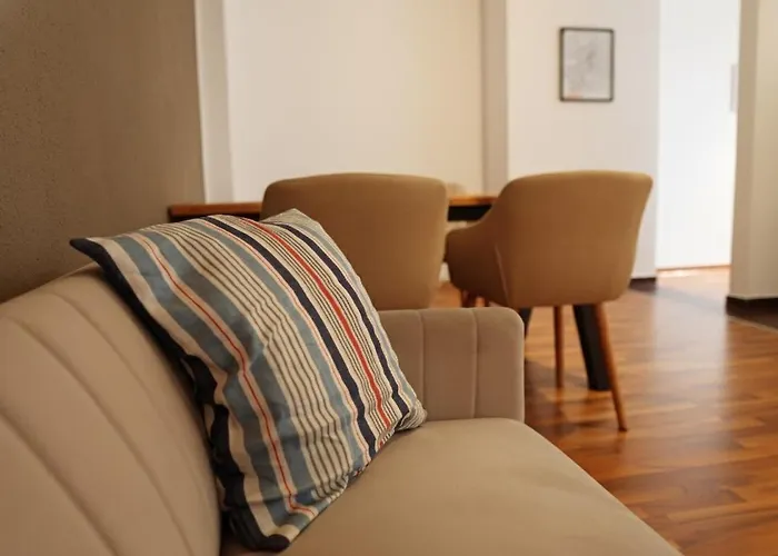 3-raum Mit Fußbodenheizung Im Ruhigen Hinterhaus Mit Parkplatz, Boxspringbetten, Küche, Balkon, Wlan Apartment Chemnitz