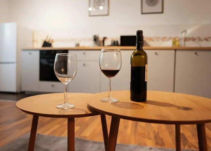 3-raum Mit Fußbodenheizung Im Ruhigen Hinterhaus Mit Parkplatz, Boxspringbetten, Küche, Balkon, Wlan