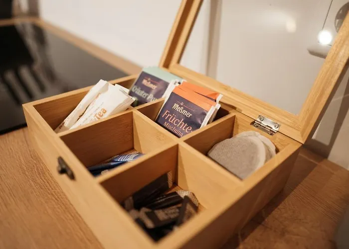 3-raum Mit Fußbodenheizung Im Ruhigen Hinterhaus Mit Parkplatz, Boxspringbetten, Küche, Balkon, Wlan *