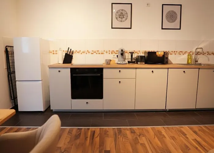 3-raum Mit Fußbodenheizung Im Ruhigen Hinterhaus Mit Parkplatz, Boxspringbetten, Küche, Balkon, Wlan Chemnitz