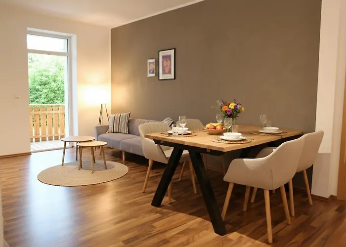 3-raum Mit Fußbodenheizung Im Ruhigen Hinterhaus Mit Parkplatz, Boxspringbetten, Küche, Balkon, Wlan Chemnitz