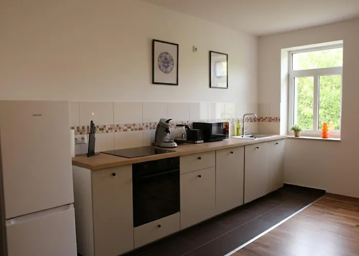 3-raum Mit Fußbodenheizung Im Ruhigen Hinterhaus Mit Parkplatz, Boxspringbetten, Küche, Balkon, Wlan Apartment *