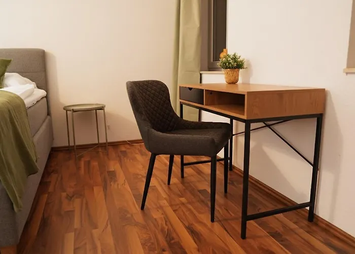 3-raum Mit Fußbodenheizung Im Ruhigen Hinterhaus Mit Parkplatz, Boxspringbetten, Küche, Balkon, Wlan Apartment Chemnitz