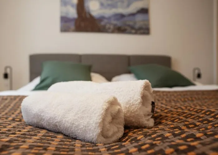 3-raum Mit Fußbodenheizung Im Ruhigen Hinterhaus Mit Parkplatz, Boxspringbetten, Küche, Balkon, Wlan Apartment Chemnitz