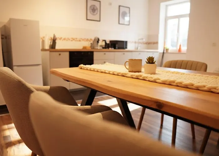 3-raum Mit Fußbodenheizung Im Ruhigen Hinterhaus Mit Parkplatz, Boxspringbetten, Küche, Balkon, Wlan