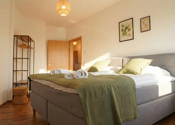 Apartment 3-raum Mit Fußbodenheizung Im Ruhigen Hinterhaus Mit Parkplatz, Boxspringbetten, Küche, Balkon, Wlan *