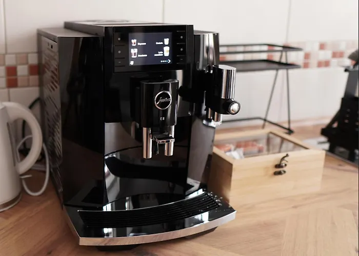 3-raum Mit Fußbodenheizung Im Ruhigen Hinterhaus Mit Parkplatz, Boxspringbetten, Küche, Balkon, Wlan Chemnitz