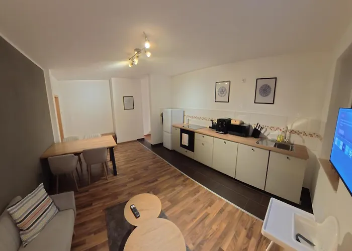 3-raum Mit Fußbodenheizung Im Ruhigen Hinterhaus Mit Parkplatz, Boxspringbetten, Küche, Balkon, Wlan Apartment *