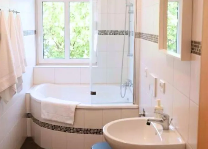 3-raum Mit Fußbodenheizung Im Ruhigen Hinterhaus Mit Parkplatz, Boxspringbetten, Küche, Balkon, Wlan Apartment Chemnitz